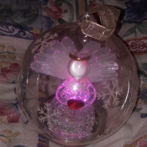 Vintage hanging Ornament, Snowflake on globe enveloping a Fiber Optic Angel - Picture 3 of 4